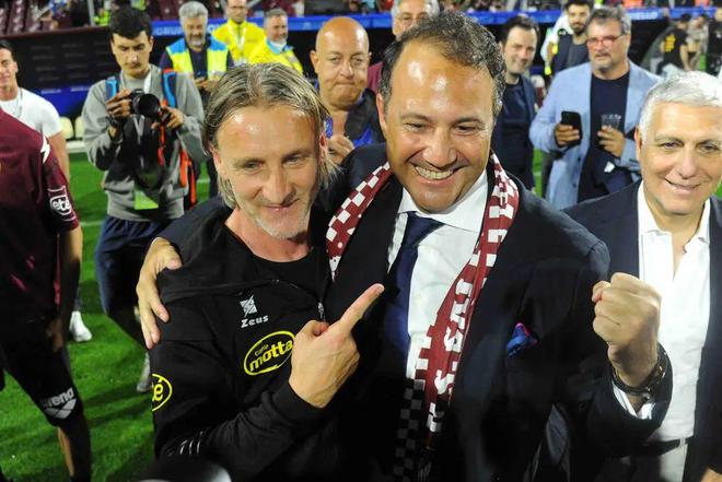 雄踞这一排 雄踞这一排